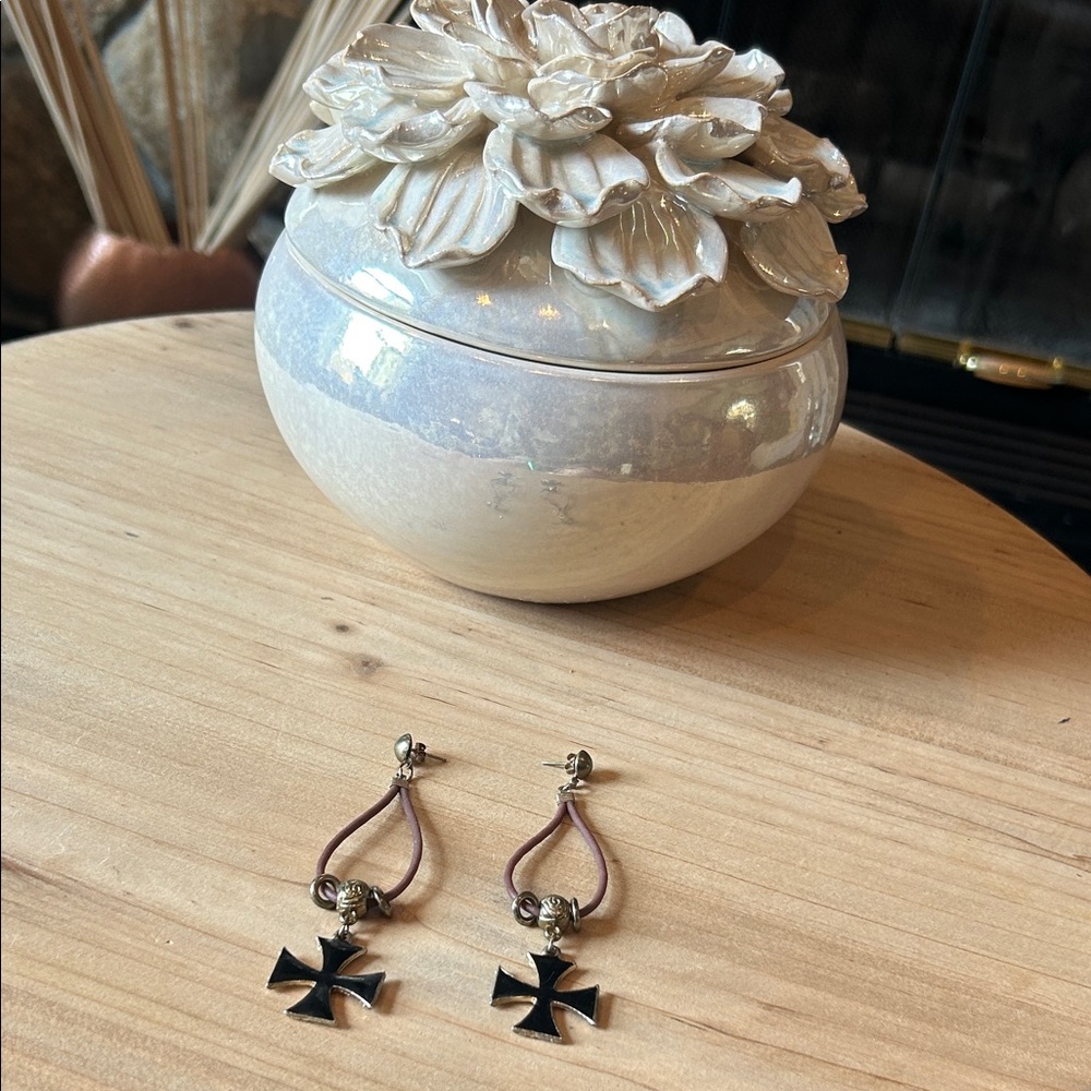 Non Signe Vintage Black Iron Cross Dangle Earrings